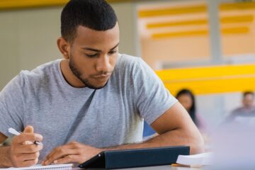 Homem fazendo simulado do Detran Simulador de Provas