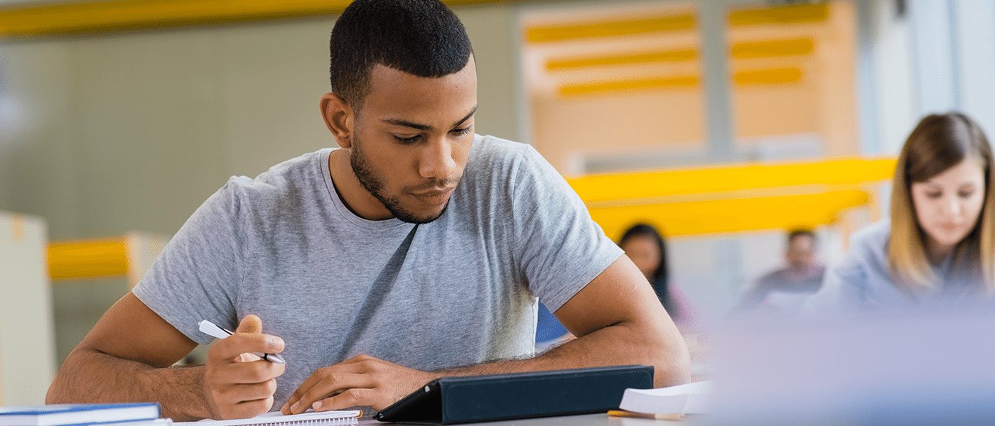 Homem fazendo simulado do Detran Simulador de Provas